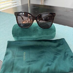 Gucci Women's oversized Sunglasses